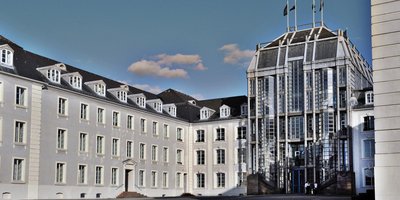 Blick auf den linken Flügel und den Glasbau des Saarbrücker Schlosses