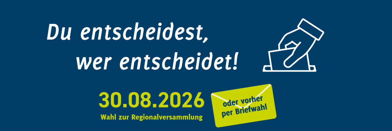 Blauer Hintergrund mit gezeichneter Hand, die einen Wahlbrief in eine Wahlurne wirft.Schriftzug: Neuwahl Regionalversammlung. Du entscheidest, wer entscheidet. 30. August
