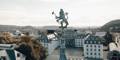 Der Wetterlöwe über Alt-Saarbrücken mit dem Saarbrücker Schloss im Hintergrund