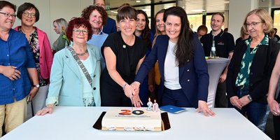Regionalverbandsdirektorin Dr. Carolin Lehberger schneidet gemeinsam mit Bündniskoordinatorin Mirjam Altmeier-Koletzki und im Beisein zahlreicher Bündnispartner die Torte zum 20-jährigen Bestehen des Lokalen Bündnisses für Familie im Regionalverband an.