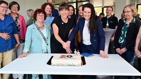 Regionalverbandsdirektorin Dr. Carolin Lehberger schneidet gemeinsam mit Bündniskoordinatorin Mirjam Altmeier-Koletzki und im Beisein zahlreicher Bündnispartner die Torte zum 20-jährigen Bestehen des Lokalen Bündnisses für Familie im Regionalverband an.