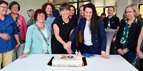 Regionalverbandsdirektorin Dr. Carolin Lehberger schneidet gemeinsam mit Bündniskoordinatorin Mirjam Altmeier-Koletzki und im Beisein zahlreicher Bündnispartner die Torte zum 20-jährigen Bestehen des Lokalen Bündnisses für Familie im Regionalverband an.