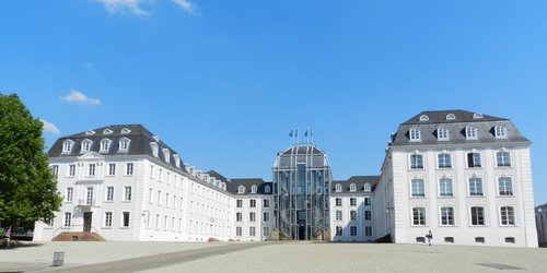 Blick auf das Saarbrücker Schloss mit Vorplatz im Sommer