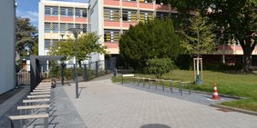 Der Schulhof des Marie-Luise-Kaschnitz Gymnasiums in Völklingen mit der modernen, teils überdachten Fahrradabstellanlage 