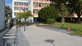 Der Schulhof des Marie-Luise-Kaschnitz Gymnasiums in Völklingen mit der modernen, teils überdachten Fahrradabstellanlage 