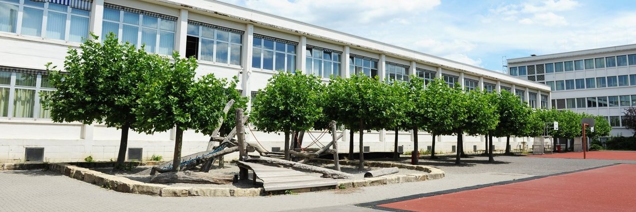 Schulgebäude mit Schulhof des Deutsch Franzöischen Gymnasium Saarbrücken