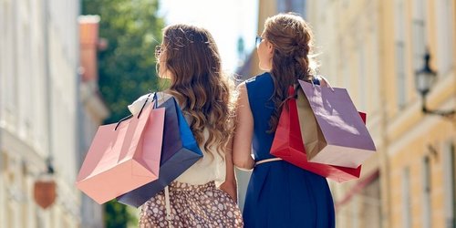 Frauen beim shoppen in der Stadt mit mehreren Einkaufstaschen in der Hand