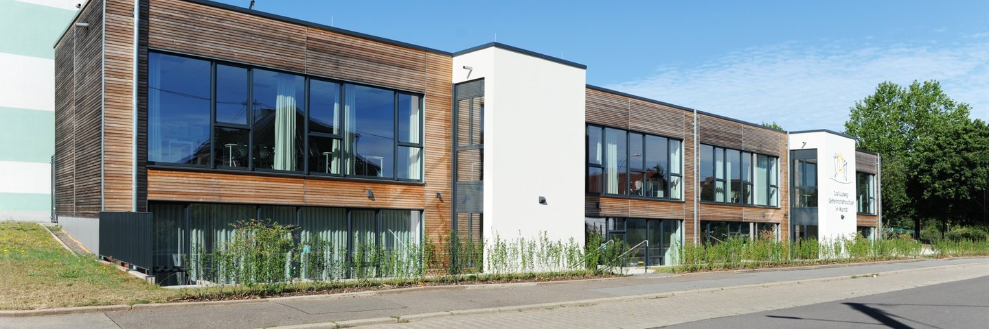 Schulgebäude mit Holzverkleidung dr Graf Ludwig Gemeinschaftsschule im Warndt in Ludweiler