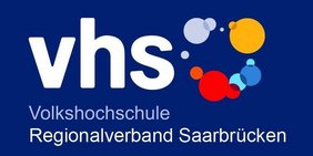 Das Logo der Volkshochschule. Ein weißer Schrift stehen die drei Buchstaben vhs auf blauem Grund. Daneben finden sich kreifförmig verschieden große farbige Kreise. Darunter der Schriftzug Volkshochule Regionalverband Saarbrücken
