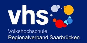 Das Logo der Volkshochschule. Ein weißer Schrift stehen die drei Buchstaben vhs auf blauem Grund. Daneben finden sich kreifförmig verschieden große farbige Kreise. Darunter der Schriftzug Volkshochule Regionalverband Saarbrücken