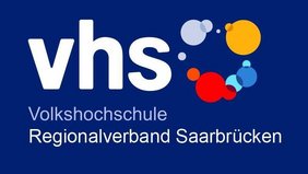 Das Logo der Volkshochschule. Ein weißer Schrift stehen die drei Buchstaben vhs auf blauem Grund. Daneben finden sich kreifförmig verschieden große farbige Kreise. Darunter der Schriftzug Volkshochule Regionalverband Saarbrücken