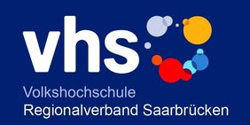 Das Logo der Volkshochschule. Ein weißer Schrift stehen die drei Buchstaben vhs auf blauem Grund. Daneben finden sich kreifförmig verschieden große farbige Kreise. Darunter der Schriftzug Volkshochule Regionalverband Saarbrücken