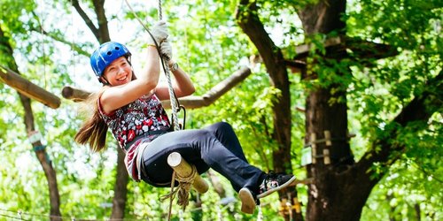 Mädchen klettert im Hochseilgarten