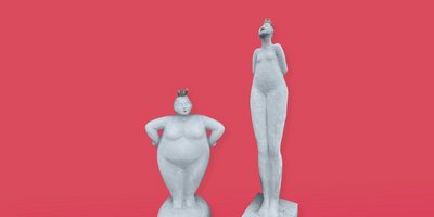 Zwei Frauenstatuen auf pinkem Hintergrund