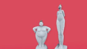 Zwei Frauenstatuen auf pinkem Hintergrund