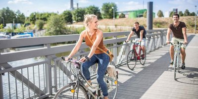 Stadtradeln Drei Fahradfahrende Menschen am Saarbrücker Osthafen
