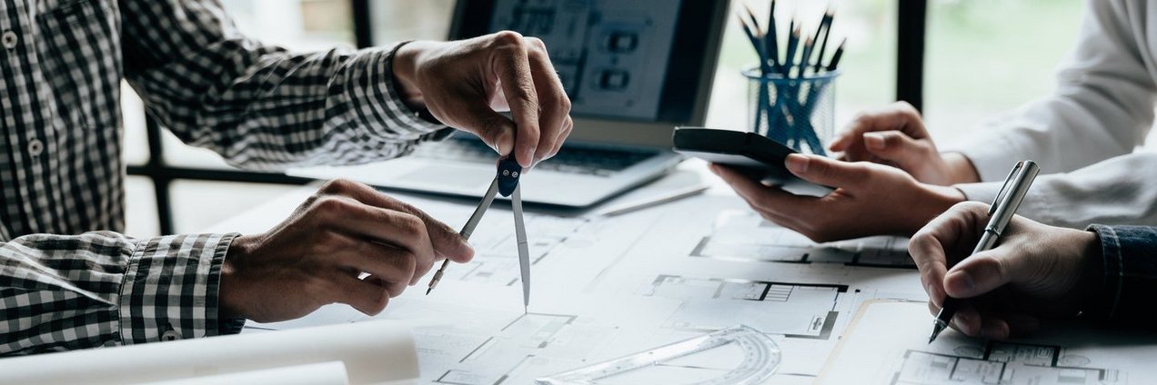 Prüfung Bauplan Menschen prüfen einen Bauplan