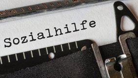 Das Wort Sozialhilfe, geschrieben auf einer Schreibmaschiene