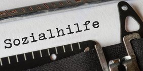 Das Wort Sozialhilfe, geschrieben auf einer Schreibmaschiene
