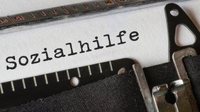 Das Wort Sozialhilfe, geschrieben auf einer Schreibmaschiene