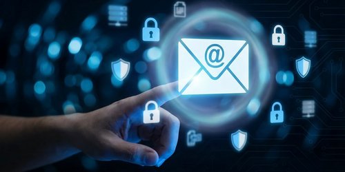 Graphische Darstellung eines Briefumschlags mit rundum mehreren Sicherheitsschlössern