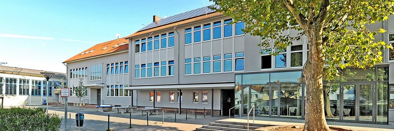 Gesamtansicht der Peter Wust Gemeinschafssschule in Püttlingen