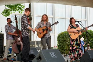 Die Marion und Sobo Band auf der Bühne im Schlossgarten.