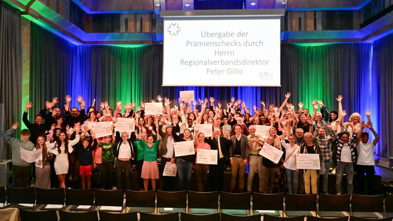 Die zahlreichen Preisträgerinnen und Preisträger auf der Bühne im Festsaal des Saarbrücker Schlosses