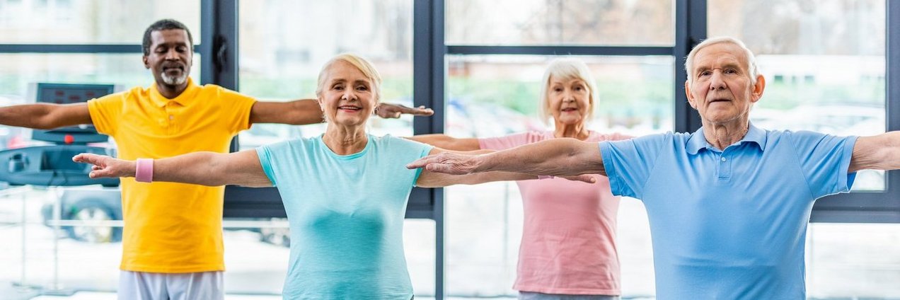 Fit_und_vital_ein_Leben_lang Eine Gruppe Senioren bei der Gymnastik