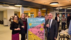 Stoßen gemeinsam auf die neueröffnete Cafeteria an: (v.l.) die Ehrenamtliche Regionalverbandsbeigeordnete Andrea Schrickel, die Bildungsdezernentin des Regionalverbands, Kerstin Theobald, Architekt Henning Freese vom zuständigen Architekturbüro, sowie die ehemalige Schulleiterin Jutta Bost und der Schulleiter des Gymnasiums am Rotenbühl, Oskar Dawo