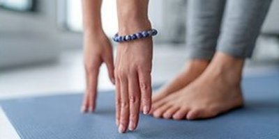 Yoga Frau führt Yogafigur aus