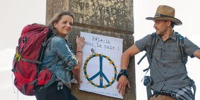 Zwei Pilger am Denkmal gegen den Faschismus