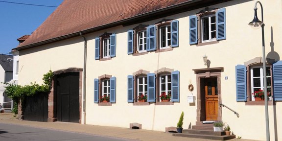 Blick auf ein Bauernhaus in Kleinblittersdorf, das 2016 beim Bauernhauswettbewerb einen Preis gewonnen hat